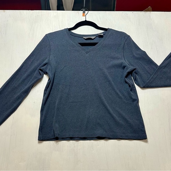 ddie Bauer Women’s Blue Long Sleeve V-Neck Top Size M Cotton Blend Casual - Picture 2 of 8